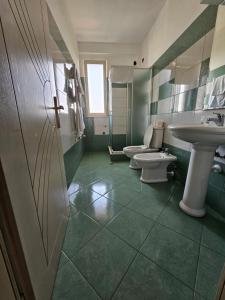 un bagno con due WC e un lavandino di Hotel 045 a Shkodër