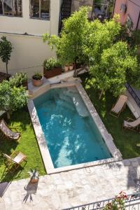 Casa Columba - 4 Star Design Boutique Hotel with Outdoor Pool & Private Garden内部或周边的泳池