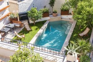 Casa Columba - 4 Star Design Boutique Hotel with Outdoor Pool & Private Garden内部或周边的泳池