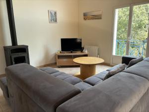 TV a/nebo společenská místnost v ubytování L ESCIL Domino 500m de la plage by Edgar et Alfred