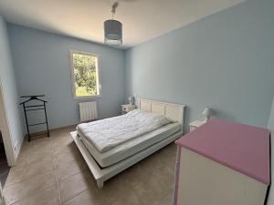 Postel nebo postele na pokoji v ubytování L ESCIL Domino 500m de la plage by Edgar et Alfred