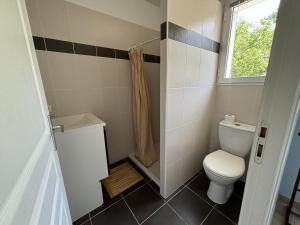 Koupelna v ubytování L ESCIL Domino 500m de la plage by Edgar et Alfred + 7 fotografií