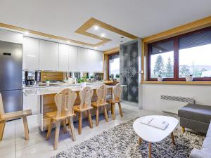 Kuchyňa alebo kuchynka v ubytovaní VisitZakopane - Tatrzański Apartment