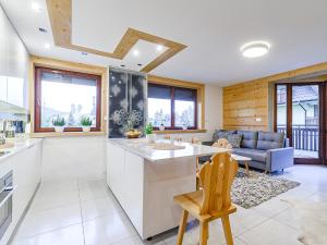 Kuchyňa alebo kuchynka v ubytovaní VisitZakopane - Tatrzański Apartment