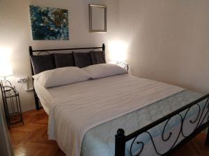 Posteľ alebo postele v izbe v ubytovaní Apartment Suzana 2BR Split with balcony