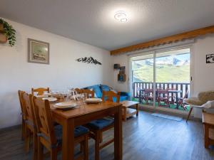 a dining room with a table and chairs and a window at Appartement Rénové Peyragudes - 8 Pers, Balcon, 2 Chambres + Cabine, Parking Gratuit, Proche Pistes - FR-1-695-10 in Germ