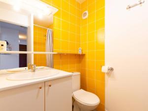 a yellow tiled bathroom with a sink and a toilet at Appartement Rénové Peyragudes - 8 Pers, Balcon, 2 Chambres + Cabine, Parking Gratuit, Proche Pistes - FR-1-695-10 in Germ