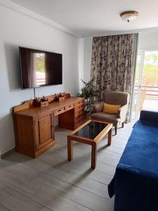 sala de estar con lavamanos y sofá en Palmeras del Sur Juan, en Playa de las Américas