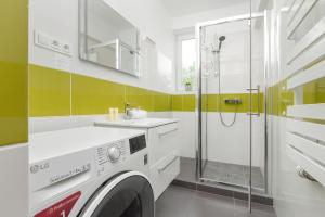 Ένα μπάνιο στο Słoneczny Apartament w Centrum Gdańska Głównego by Noclegi Renters