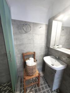 A bathroom at Theros House
