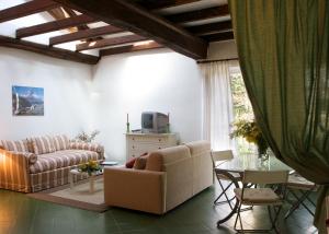 salon z kanapą i stołem w obiekcie Agriturismo Il Torrione w mieście Pinerolo