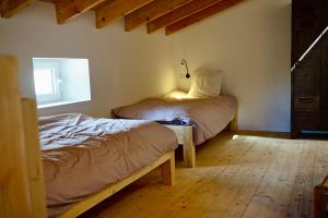 a bedroom with two beds and a window at L’escale in Dieulefit