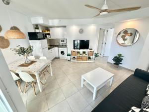 salon ze stołem i kuchnią w obiekcie Pineapple Sorbet piscina, doble terraza, cocina completa y WIFI w Corralejo