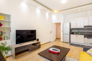 salon z dużym telewizorem i kuchnią w obiekcie GuestReady - Modern apartment in a prime location w Paryżu