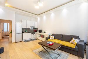 salon z kanapą i stołem w obiekcie GuestReady - Modern apartment in a prime location w Paryżu