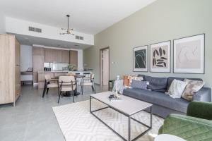Kuchyň nebo kuchyňský kout v ubytování GuestReady - Modern Mirza with Marina View