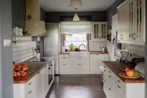 a kitchen with white cabinets and fruits on the counter at Zatrzymaj się u Nas-Dom na wyłączność, 12 osób, kominek, jacuzzi zewnętrzne, sauna, cisza in Pawłów