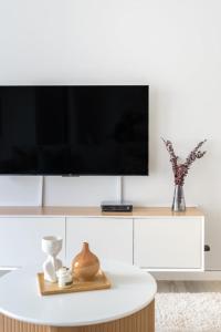 Μια τηλεόραση ή/και κέντρο ψυχαγωγίας στο GuestReady - Sea la Vie - Lux in JBR