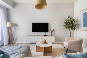 Μια τηλεόραση ή/και κέντρο ψυχαγωγίας στο GuestReady - Sea la Vie - Lux in JBR