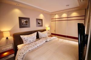 a bedroom with a large bed with two pillows at Seepferdchen Suite in Timmendorfer Strand