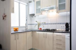 Kuchyňa alebo kuchynka v ubytovaní GuestReady - Valencia's Cabanyal Confy Apartment