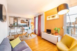 TV a/nebo společenská místnost v ubytování GuestReady - Contemporary Apt in the 20th Arr