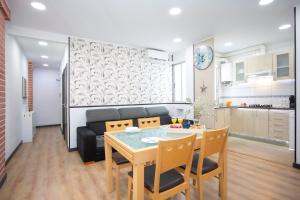 Kuchyňa alebo kuchynka v ubytovaní GuestReady - Valencia's Cabanyal Confy Apartment