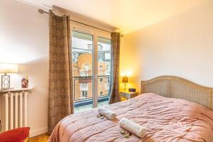 Postel nebo postele na pokoji v ubytování GuestReady - Contemporary Apt in the 20th Arr