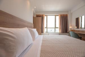 Ein Bett oder Betten in einem Zimmer der Unterkunft ALPHA APARTMENTS Free Shuttle from and to the Airport