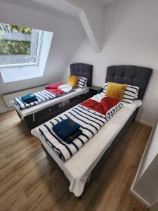 ドルトムントにあるCity Apartの窓のある部屋にツインベッドが2台