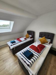 ドルトムントにあるCity Apartの部屋に並んで置かれた2つのベッド