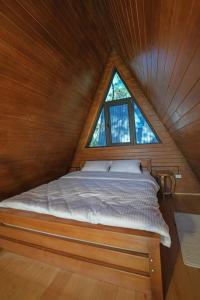 Voodi või voodid majutusasutuse Seaside Chalet Guruli Kokhebi toas