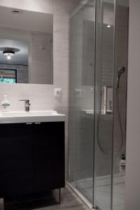 a bathroom with a glass shower and a sink at Zatrzymaj się u Nas-Dom na wyłączność, 12 osób, kominek, jacuzzi zewnętrzne, sauna, cisza in Pawłów +23 photos