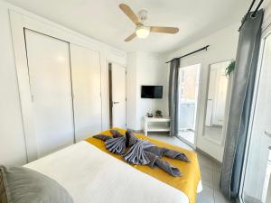 Telewizja i/lub zestaw kina domowego w obiekcie Pineapple Sorbet piscina, doble terraza, cocina completa y WIFI