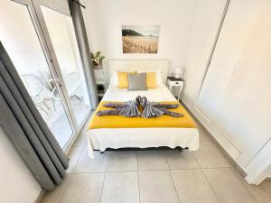 Łóżko lub łóżka w pokoju w obiekcie Pineapple Sorbet piscina, doble terraza, cocina completa y WIFI