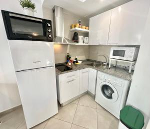 kuchnia z lodówką i pralką w obiekcie Pineapple Sorbet piscina, doble terraza, cocina completa y WIFI w Corralejo