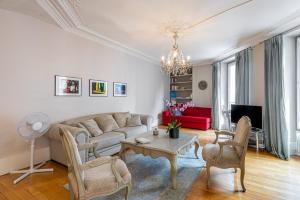 salon z kanapą i stołem w obiekcie GuestReady - Séjour vintage dans le 8e arr. w Paryżu