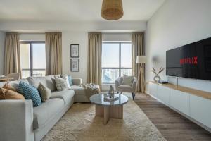 TV a/nebo společenská místnost v ubytování GuestReady - Modern and luxe near JBR Beach + 35 fotografií