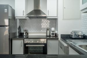 Kuchyň nebo kuchyňský kout v ubytování GuestReady - Modern and luxe near JBR Beach