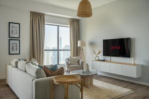 TV a/nebo společenská místnost v ubytování GuestReady - Modern and luxe near JBR Beach