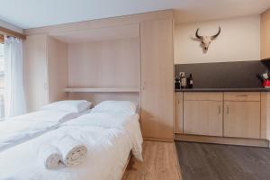 Postel nebo postele na pokoji v ubytování Charmant studio au centre de Saas-Fee