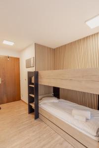 Postel nebo postele na pokoji v ubytování Charmant studio au centre de Saas-Fee