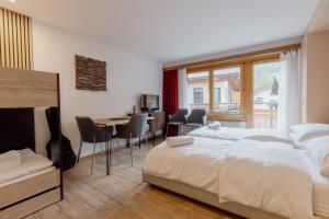 Postel nebo postele na pokoji v ubytování Charmant studio au centre de Saas-Fee