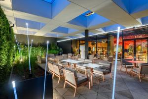A restaurant or other place to eat at Mercure Debrecen