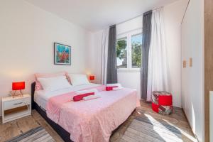 sypialnia z łóżkiem i oknem w obiekcie Apartment Maggi w mieście Preko
