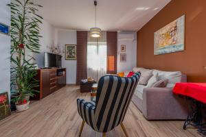 salon z kanapą i stołem w obiekcie Apartment Maggi w mieście Preko