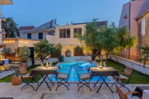 Casa Columba - 4 Star Design Boutique Hotel with Outdoor Pool & Private Garden内部或周边的泳池