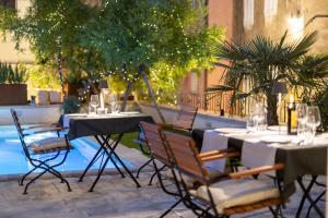 Casa Columba - 4 Star Design Boutique Hotel with Outdoor Pool & Private Garden餐厅或其他用餐的地方