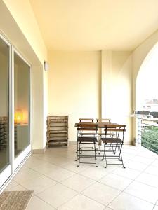 un patio con sedie e un tavolo su un balcone di Veneto Luxury Apartment a Olbia