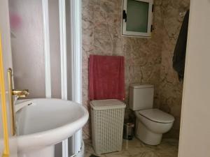 Un baño con bañera, inodoro y lavabo. en As055 Noa - Cosy 2 bedroom in the green oasis, en San Juan de los Terreros 28 fotos más
